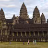 Khách du lịch tham quan đền Angkor Wat ở tỉnh Siem Reap (Campuchia). (Ảnh: AFP/TTXVN)