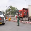 Lực lượng Bộ đội biên phòng cửa khẩu quốc tế Hữu Nghị thực hiện điều tiết phương tiện xuất nhập khẩu. (Ảnh: Quang Duy/TTXVN)