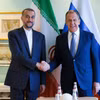 Ngoại trưởng Iran Hossein Amir-Abdollahian (trái) và Ngoại trưởng Nga Sergei Lavrov trong cuộc gặp ở Cape Town, Nam Phi ngày 2/6/2023. (Ảnh: AFP/TTXVN)