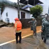Lực lượng cứu hộ làm nhiệm vụ tại khu vực ngập lụt do mưa lớn ở thị trấn Nam Bình, tỉnh Phúc Kiến, Trung Quốc ngày 16/6/2024. (Ảnh: THX/TTXVN)