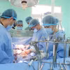 Êkip bác sỹ Bệnh viện Trung ương Huế (phải) chỉ đạo thực hiện ca ghép tạng “xuyên Việt” từ người cho chết não tại Bệnh viện Việt Nam-Thuỵ Điển ở Uông Bí, Quảng Ninh. (Ảnh: TTXVN phát)
