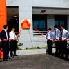 Các đại biểu thực hiện nghi thức gắn biển công trình cấp thành phố chào mừng 70 năm Giải phóng Thủ đô cho Nhà thi đấu đa năng huyện Đông Anh. (Ảnh: Mạnh Khánh/TTXVN)