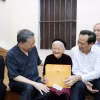 Chủ tịch nước Tô Lâm tặng quà Mẹ Việt Nam Anh hùng Nguyễn Thị Cược. (Ảnh: Nhan Sáng/TTXVN)