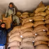 Vận chuyển gạo tại kho ở Srinagar, Ấn Độ. (Ảnh: AFP/TTXVN)