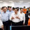 Ông Phan Đình Trạc cùng đoàn công tác thăm văn phòng làm việc của Công ty TNHH phần mềm FPT Miền Trung. (Ảnh: Quốc Dũng/TTXVN)