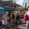 Khách du lịch tham quan đền Erawan ở thủ đô Bangkok, Thái Lan. (Ảnh: AFP/TTXVN)