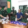 Biên phòng Thanh Hóa bắt đối tượng người Lào vận chuyển 24.000 viên ma túy. (Ảnh: TTXVN phát)