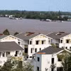 Khu biệt thự bên sông Tiền, thành phố Mỹ Tho, tỉnh Tiền Giang. (Ảnh: Hồng Đạt/TTXVN)