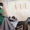 Bệnh nhân mắc tả được điều trị tại trung tâm y tế ở Tele, Mozambique. (Ảnh: AFP/TTXVN)
