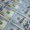 Đồng 100 USD. (Ảnh: AFP/TTXVN)