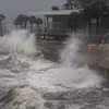 Sóng đánh vào cầu tàu St Pete ở St Petersburg, Florida, ngày 9/10. (Ảnh: Getty Images)