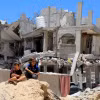 Những tòa nhà bị phá hủy sau cuộc tấn công của Israel tại thành phố Khan Younis, miền Nam Dải Gaza ngày 31/5/2024. (Ảnh: THX/TTXVN)