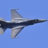 Tiêm kích F-16 của Không lực Mỹ bay trình diễn tại căn cứ không quân Osan ở Pyeongtaek, Hàn Quốc. (Ảnh: AFP/TTXVN)