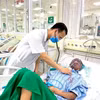 Bệnh nhân được điều trị tích cực tại Bệnh viện Bệnh Nhiệt đới Trung ương. (Ảnh: Báo Sức khỏe & Đời sống)