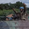 Binh sỹ Ukraine lái xe chiến đấu bộ binh BMP-1 gần biên giới với Nga ở khu vực Sumy. (Nguồn: Reuters)