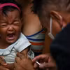 Nhân viên y tế tiêm vaccine ngừa bệnh sởi cho trẻ em tại Caracas, Venezuela. (Ảnh: AFP/TTXVN)