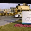 Lối vào một nhà máy chế biến dầu của Tập đoàn dầu mỏ Saudi Aramco ở tỉnh Abqaiq, miền Đông Saudi Arabia, ngày 25/2/2006. (Ảnh: AFP/TTXVN)