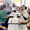 Đoàn kiểm tra liên ngành của thành phố Hạ Long ( Quảng Ninh) làm việc với nhà hàng Minh Phi 1 về hành vi xúc phạm du khách. (Ảnh: TTXVN phát)