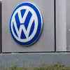 Biểu tượng của hãng sản xuất ôtô Volkswagen bên ngoài cửa hàng bán ôtô ở Woodbridge, bang Virginia, Mỹ. (Nguồn: AFP/TTXVN)