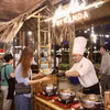 Trải nghiệm ẩm thực tại buổi công bố triển khai “Chiến dịch Da Nang Food Tour”. (Ảnh: Trần Lê Lâm/TTXVN)