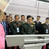 Bộ trưởng Bộ Quốc phòng, Đại tướng Phan Văn Giang và các thành viên trong đoàn tham quan các gian hàng tại ARMY-2024, ngày 12/8/2024. (Ảnh: Quang Vinh/TTXVN)