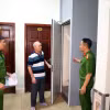 Cán bộ, chiến sỹ Công an phường Trung Hoà, quận Cầu Giấy kiểm tra, hướng dẫn cửa thoát khói cho chủ cơ sở kinh doanh nhà trọ, chung cư mini. (Ảnh: Phạm Kiên/TTXVN)
