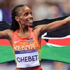 VĐV Beatrice Chebet của Kenya ăn mừng sau khi giành chiến thắng ở nội dung 10.000m nữ. (Nguồn: AFP)