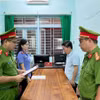 Cơ quan Cảnh sát điều tra tống đạt các quyết định đối với bị can Lê Quang Hào. (Nguồn: Báo Công an thành phố Đà Nẵng)