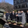 Bộ trưởng Quốc phòng Hàn Quốc Shin Won-sik (trái, hàng trước) nghe giới thiệu về hệ thống không người lái phối hợp hoạt động với máy bay có người lái dựa trên trí tuệ nhân tạo tại Cơ quan Phát triển Quốc phòng ở Daejeon, ngày 12 tháng 1 năm 2024. (Ảnh: Yonhap)