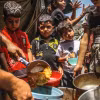 Các em nhỏ chờ được phát thực phẩm cứu trợ tại Jabalia, Dải Gaza ngày 8/6/2024. (Ảnh: THX/TTXVN)