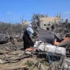 Cảnh đổ nát sau vụ không kích của Israel xuống khu vực Mawasi ở thành phố Khan Younis, phía Nam Dải Gaza ngày 13/7/2024. (Ảnh: THX/TTXVN)