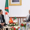 Ông Lại Xuân Môn gặp Tổng Bí thư Đảng Mặt trận giải phóng dân tộc Algeria (FLN) Abdelkrim Benmbarek ngày 15/5. (Ảnh: Trung Khánh/TTXVN)