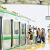 Hành khách đi tàu điện Cát Linh-Hà Đông. (Ảnh: Tuấn Anh/TTXVN)