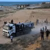 Xe tải chở hàng viện trợ qua bến tàu nổi do Mỹ thiết lập vào miền Trung Dải Gaza ngày 17/5/2024. (Ảnh: THX/TTXVN)