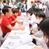 Học sinh tìm hiểu thông tin tuyển sinh của trường Đại học Hà Nội. (Ảnh: Thanh Tùng/TTXVN)
