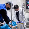 Nhân viên y tế điều trị cho bệnh nhân tại một bệnh viện ở Seongnam, Hàn Quốc ngày 4/3/2024. (Ảnh: Yonhap/TTXVN)