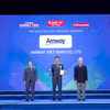 Ông Nguyễn Phương Sơn, Giám đốc Đối ngoại Amway Việt Nam nhận giải thưởng từ Ban tổ chức.