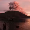 Núi lửa Ruang ở Sitaro, tỉnh Bắc Sulawesi (Indonesia) phun trào ngày 19/4/2024. (Ảnh: AFP/TTXVN)