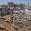 Cảnh đổ nát sau vụ không kích của Israel xuống khu vực Mawasi ở thành phố Khan Younis, phía Nam Dải Gaza ngày 13/7/2024. (Ảnh: THX/TTXVN)
