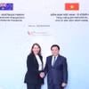 Chủ tịch Thượng viện Australia Sue Lines và GS.TS Nguyễn Xuân Thắng, Ủy viên Bộ Chính trị, Giám đốc Học viện Chính trị quốc gia Hồ Chí Minh, Chủ tịch Hội đồng Lý luận Trung ương dự Diễn đàn. (Ảnh: Văn Điệp/TTXVN)