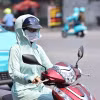 Người dân trang bị chống nắng khi ra đường. (Ảnh: Minh Đức/TTXVN)