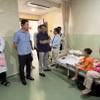 Lãnh đạo tỉnh Đồng Tháp và thành phố Hồng Ngự đến thăm các bệnh nhân nghi ngờ ngộ độc thực phẩm đang điều trị tại bệnh viện. (Ảnh: Nhựt An/TTXVN)