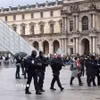 Bên ngoài Bảo tàng Louvre. (Nguồn: TTXVN)
