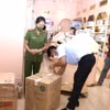 Lực lượng chức năng niêm phong, tạm giữ lô hàng mỹ phẩm chưa rõ xuất xứ. (Ảnh: TTXVN phát)
