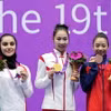 Võ sỹ Dương Thúy Vi (phải) giành huy chương Đồng ở môn Wushu trong ngày thi đấu 27/9 tại ASIAD 19 ở Hàng Châu, Trung Quốc. (Ảnh: THX/TTXVN)