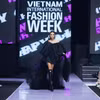Võ Hoàng Yến diện thiết kế từ chất liệu bông chần, điểm xuyết những chi tiết lấp lánh thêu kết tinh xảo. (Ảnh: CTV/Vietnam+)