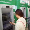 Khách hàng giao dịch tại một điểm ATM tại Hà Nội. (Ảnh :Trần Việt/TTXVN)