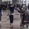 Hành khách tại sân bay Juanda ở Sidoarjo, Indonesia ngày 3/3/2020. *Ảnh: AFP/TTXVN)