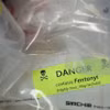 Những túi chứa ma túy, trong đó có fentanyl, được trưng bày trong cuộc họp báo sau một vụ bắt giữ ma túy lớn, tại văn phòng Tổng công tố New York, Mỹ. (Ảnh: AFP/TTXVN)