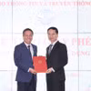 Lãnh đạo Tập đoàn VNPT nhận giấy phép thiết lập mạng và cung cấp dịch vụ. (Nguồn: MIC)